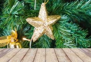 fundo de férias de natal com mesa de madeira rústica vazia foto