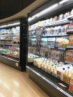 seleção de iogurtes, leite de soja e leite nas prateleiras de um supermercado foto