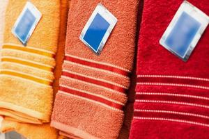 toalhas coloridas no fundo das prateleiras do supermercado foto