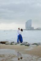 um casal apaixonado, homem e mulher aproveitando as férias de verão em uma praia paradisíaca tropical com água do mar claro e cênica foto