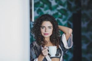 mulher com uma xícara de chá ou café foto