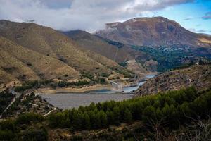 paisagem belo lago no fundo das montanhas foto