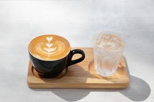 cappuccino fresco com bela arte latte em forma de coração. foto