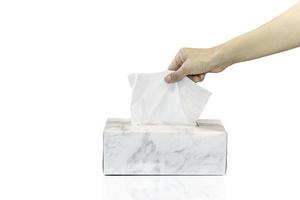 mão de mulher colhendo papel de seda branco da caixa de tecido isolado no fundo branco. foto