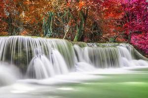 belo cenário de natureza cachoeira da floresta profunda colorida em dia de verão foto