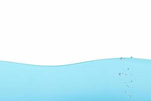 a superfície do respingo de água com bolha de ar isolada em fundo branco para resumo foto