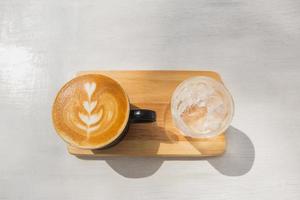 vista superior do cappuccino fresco com bela arte latte em forma de coração. foto