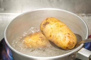 ferva as batatas até ficarem cozidas, maneira rápida de descascar batatas, dicas de cozinha foto