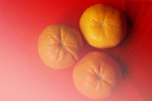 conceito de ano novo chinês - tangerinas e pacote vermelho foto