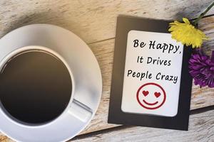 citação motivacional com sorriso no quadro de quadro-negro e xícara de café branco. foto