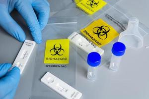 médico segurando um kit de teste para doença covid-19 ou vírus coronavírus foto