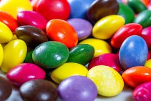 bombons de chocolate em esmalte multicolorido