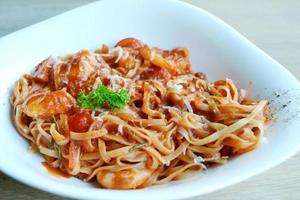 espaguete de macarrão delicioso tomate com camarão e outros frutos do mar
