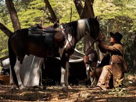 cowboys ocidentais tocam cavalos com amor por causa de relacionamentos amigáveis que compartilham sofrimento e felicidade foto