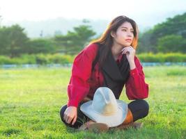 uma bela vaqueira ocidental sentada em um prado em uma fazenda depois de muito trabalho foto