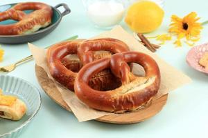 pretzels caseiros de refeição inteira com gergelim e sal foto