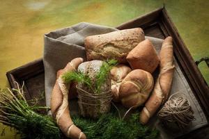 variedade de pães franceses de trigo com endro verde