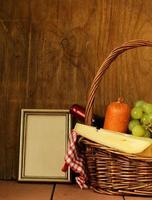 cesta de piquenique - vinho, frutas, queijo e salsicha foto