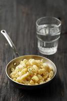 mac and cheese, macarrão de estilo americano com molho cremoso de queijo foto