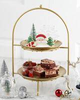 chá de natal com frutas, bagas, bolo e biscoitos conceito, configuração de mesa doce de natal branco, copie o espaço para texto. foco selecionado.