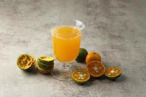 suco de laranja fresco na jarra de vidro foto