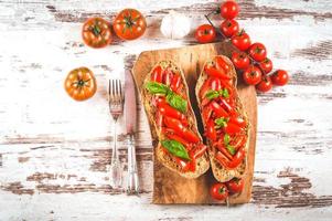 entrada italiana, bruschetta com tomate fresco vermelho siciliano em um foto