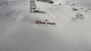 vista aérea do sinal do parque gumuk pasir em yogyakarta. yogyakarta, Indonésia - novembro 2020 foto