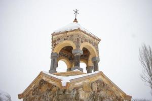 mosteiro de ardvi no inverno. rua mosteiro de johns em ardvi, mosteiro de srbanes, igreja apostólica armênia foto