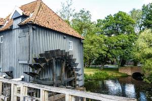 noord-molen twickel, um moinho de água histórico em twente, overijssel, holanda foto