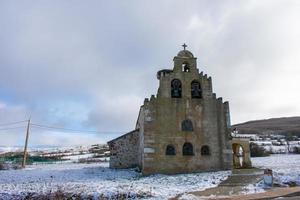 igreja românica da aldeia de palhetas em palencia - espanha foto
