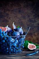 figos frescos, uvas, ameixas secas e amora preta