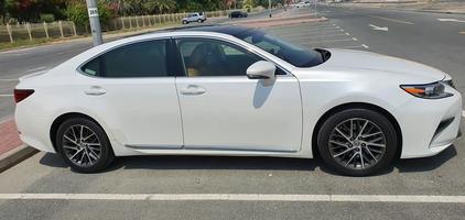 dubai, uae abril de 2022, enquanto lexus estaciona no estacionamento e vista lateral foto