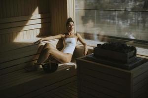 jovem relaxante na sauna foto