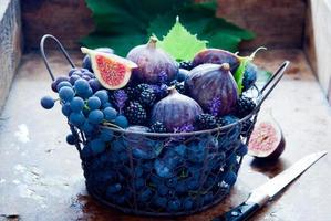 figos frescos, uvas, ameixas secas e amora preta
