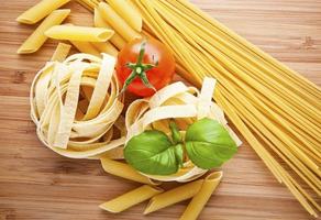 diferentes tipos de macarrão (espaguete, fusilli, penne, linguine) foto