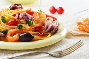 espaguete de frutos do mar marinara macarrão prato foto