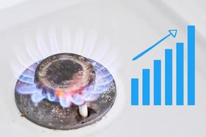 fogão a gás ardente e símbolo gráfico crescente do aumento do preço do gás natural foto