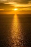 o céu antes do nascer do sol com reflexo no mar. foto