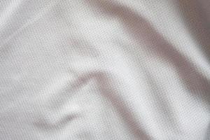 close-up tiro de camisa de futebol texturizada branca foto