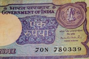notas antigas de uma rupia combinadas na mesa, dinheiro da índia na mesa rotativa. notas antigas de moeda indiana em uma mesa rotativa, moeda indiana em cima da mesa foto