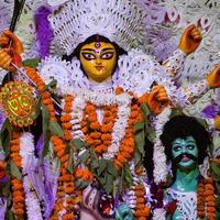 deusa durga com olhar tradicional em vista de perto em um sul kolkata durga puja, ídolo durga puja, um maior festival hindu navratri na índia foto