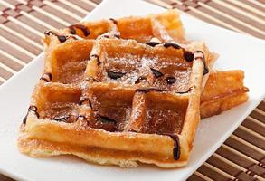 waffles com chocolate e açúcar em pó foto