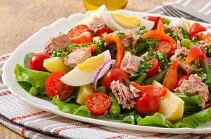 salada com atum, tomate, batata e cebola foto