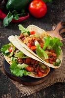 tacos mexicanos com carne, legumes e queijo foto