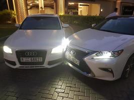 dubai, emirados árabes unidos, abril de 2022, dois carros brancos audi a2 e lexus foto