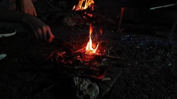 pequena fogueira em um acampamento de floresta natural. foto