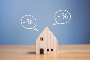 casa de madeira e ícone de porcentagem, conceito de taxa de juros financeira e conceito de taxa de hipoteca de casa de madeira. foto