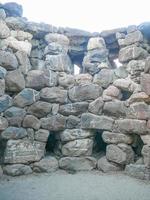 ruínas do antigo edifício megalítico sunuxi nuraghe na sardenha, foto