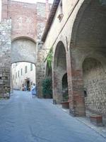 porta delle farine um portão de cagnano, montepulciano na toscana, ita foto