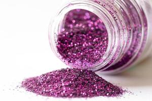 glitter roxo derramado de uma jarra foto